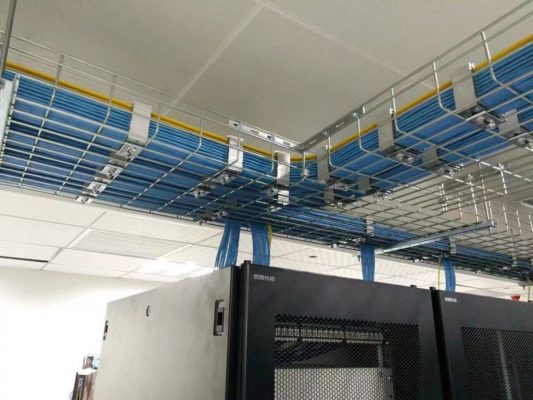 Máng cáp dạng lưới trong trung tâm dữ liệu (Data Center)