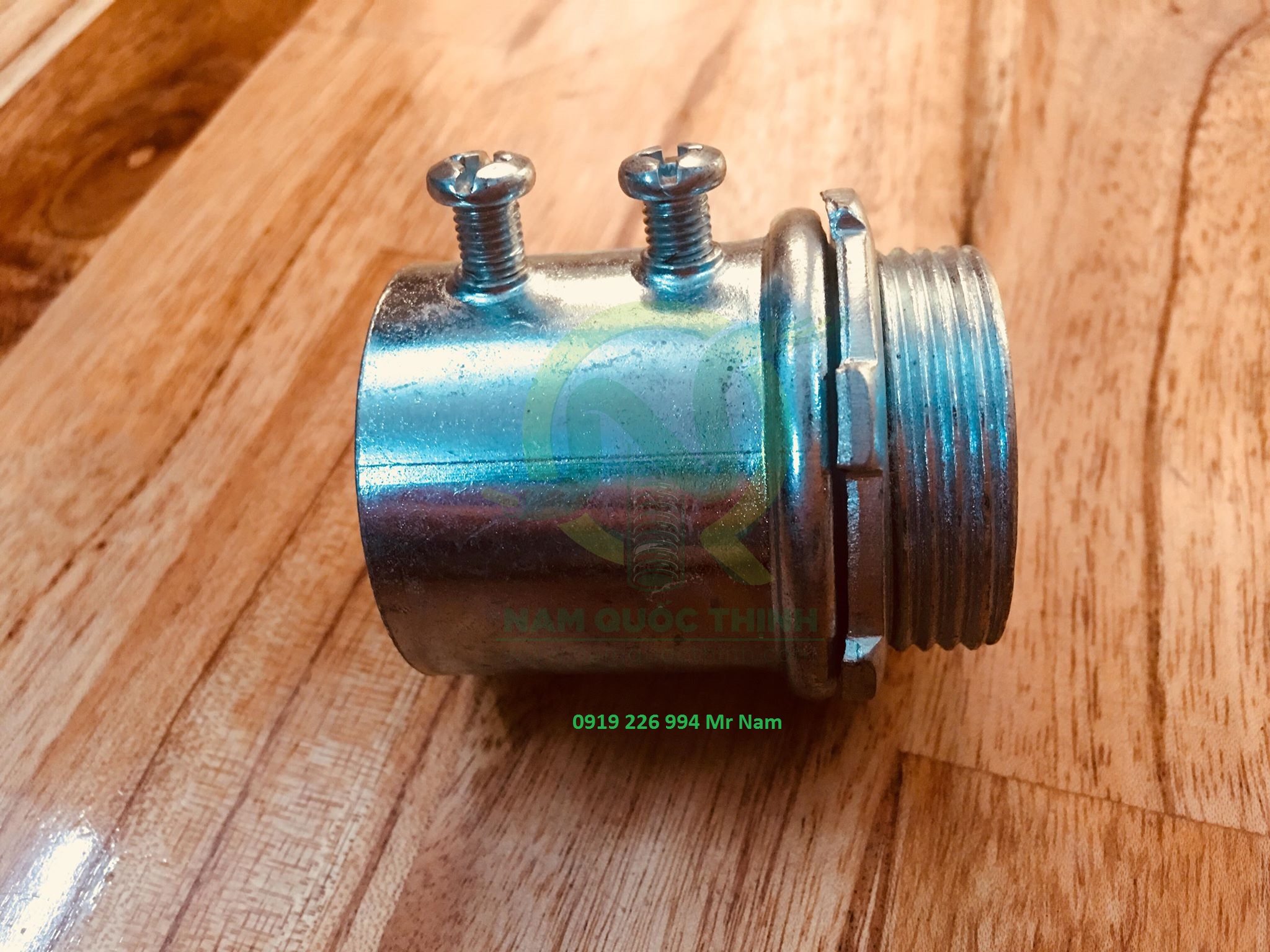 đầu nối ống thép trơn emt vào box